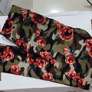 Brand New LuLaRoe Camouflage & Rose Print Leggings, One Size